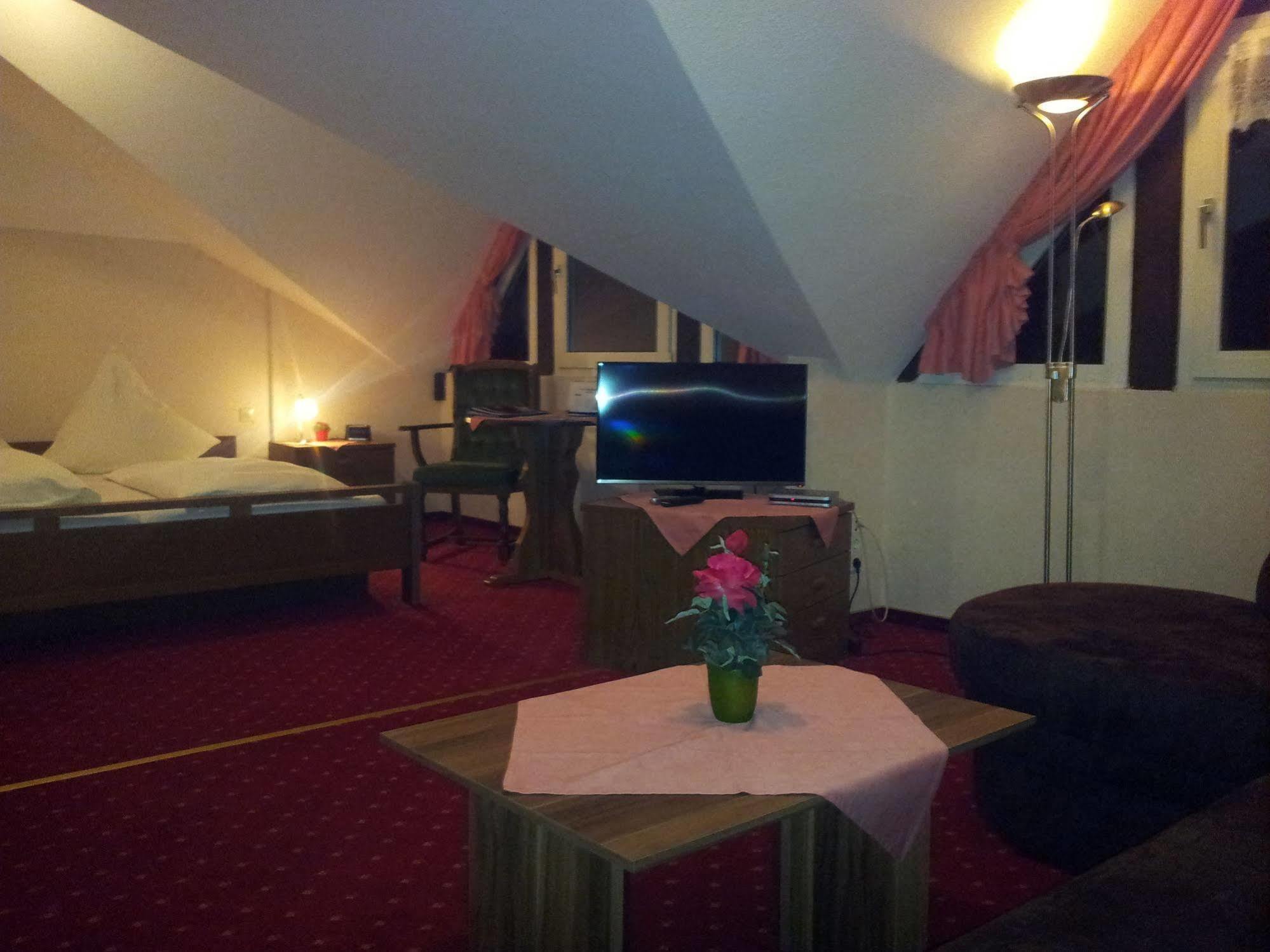 Hotel Zur Winzergenossenschaft Ernst Extérieur photo