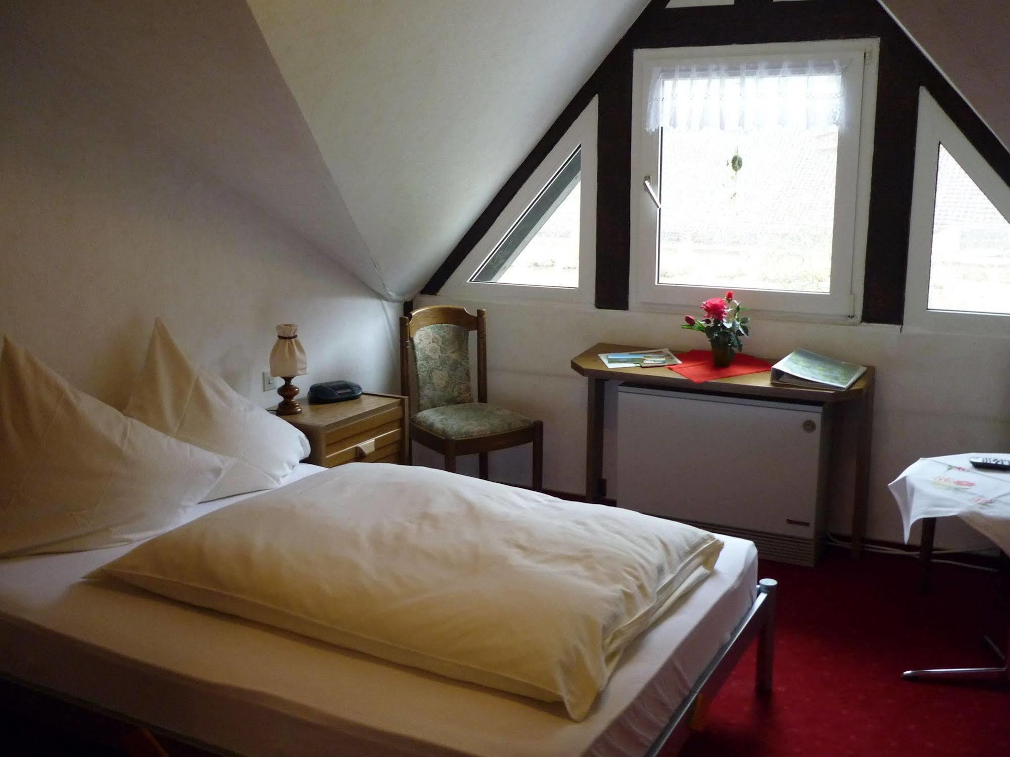Hotel Zur Winzergenossenschaft Ernst Extérieur photo