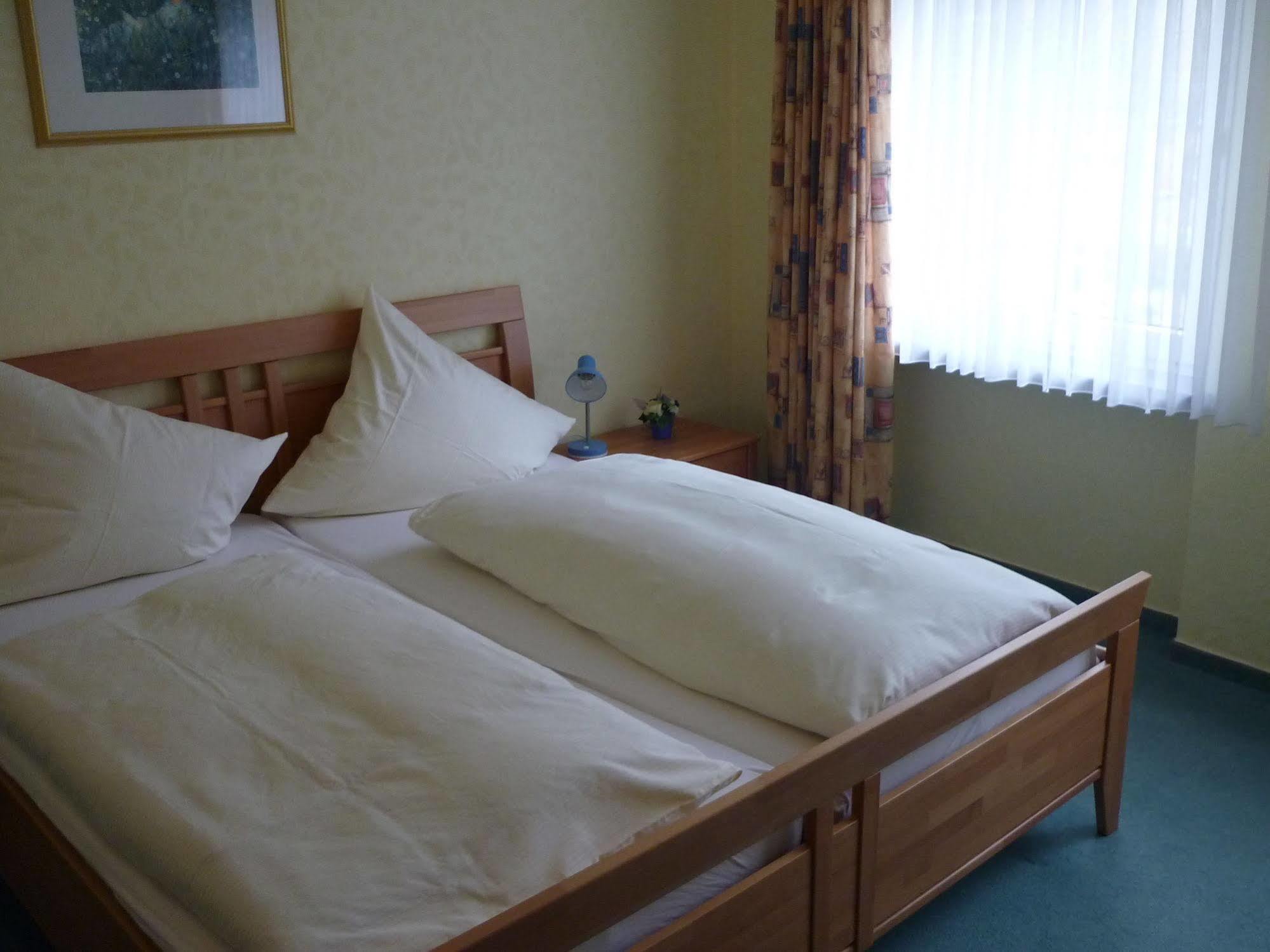 Hotel Zur Winzergenossenschaft Ernst Extérieur photo