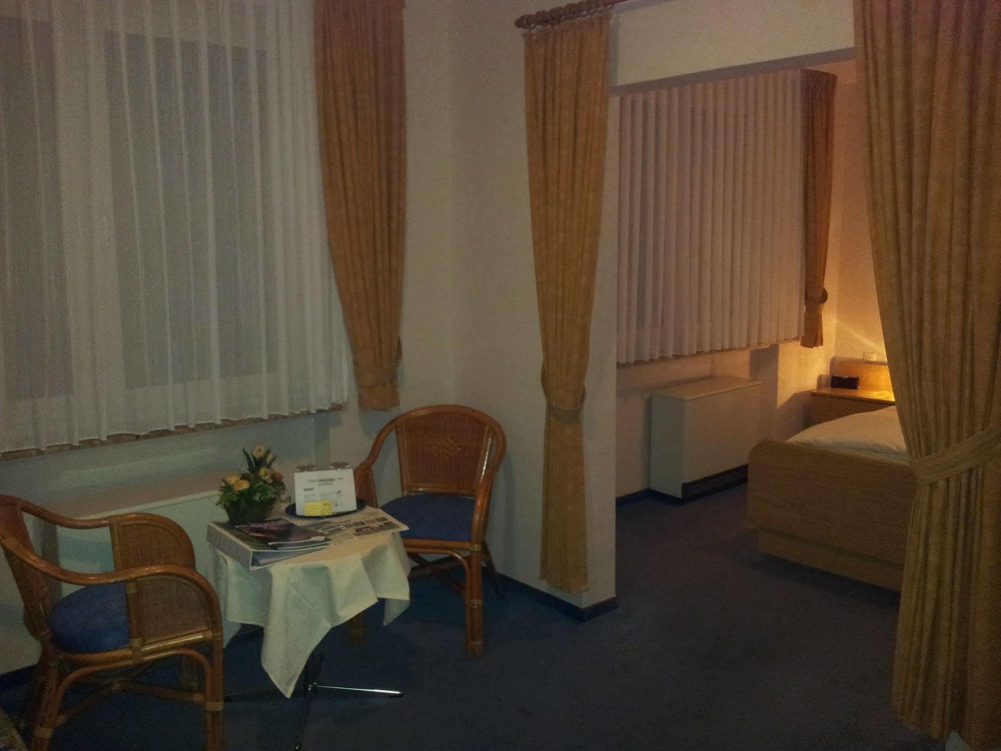 Hotel Zur Winzergenossenschaft Ernst Extérieur photo