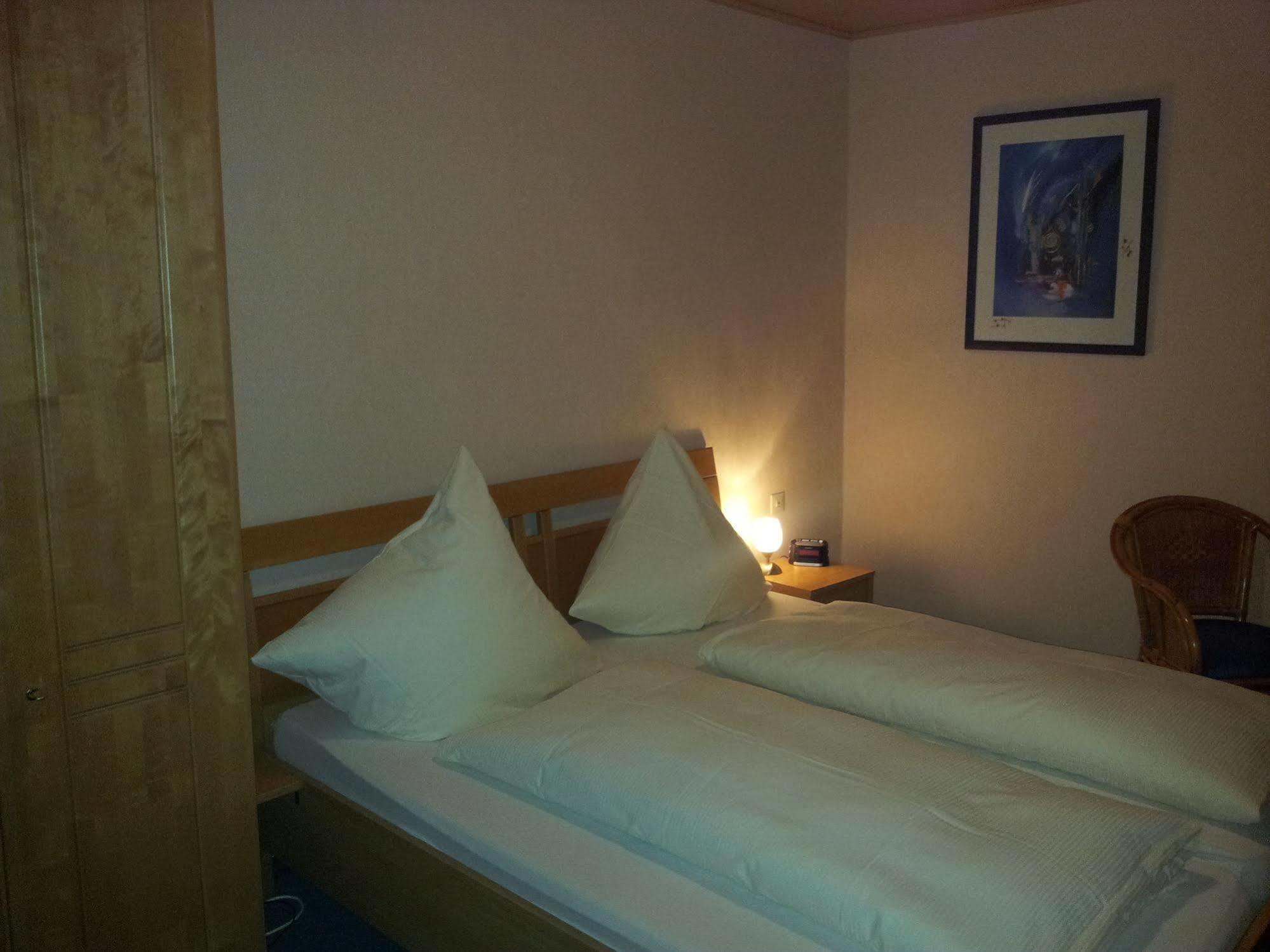 Hotel Zur Winzergenossenschaft Ernst Extérieur photo